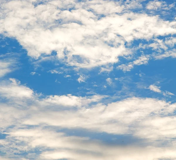 Nel cielo del mondo nuvoloso soffice paesaggio nuvoloso — Foto Stock