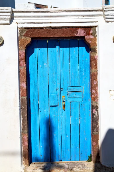 Blå dörren jag santorin och vit vägg — Stockfoto