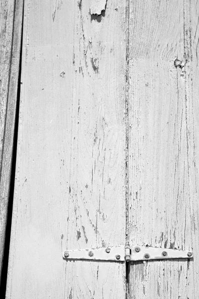 В старой стене витрина зеленая древесина и ржавый металл — стоковое фото