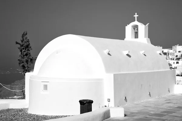 Croce bianca in greco santorini vecchia costruzione e il cielo — Foto Stock