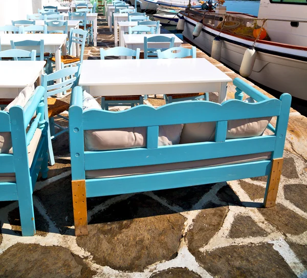Tablo santorini Avrupa'nın Yunanistan eski Restoran sandalye ve su — Stok fotoğraf