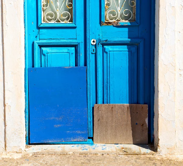 Porta blu in antico villaggio santorini greece europa e bianco w — Foto Stock
