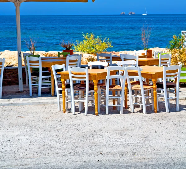 Tabulka v Evropě santorini Řecko staré restauraci křeslo a su — Stock fotografie