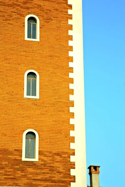 Zonnige dag oude abstracte Milaan het venster — Stockfoto