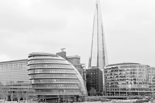 Thames Nehri windows Londra'nın şehir ev ve ofis — Stok fotoğraf