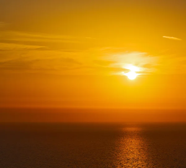 Em ciclades colina grécia por do sol e o céu mediterrâneo vermelho — Fotografia de Stock