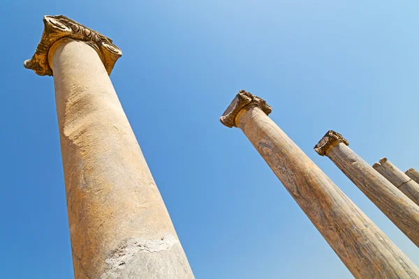 Columna en templo viejo en el cielo del ephesus el —  Fotos de Stock