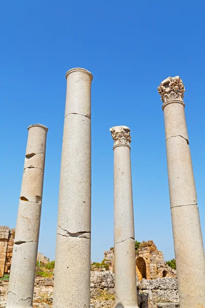 Kolumna w starej świątyni i teatr w ruinach — Zdjęcie stockowe