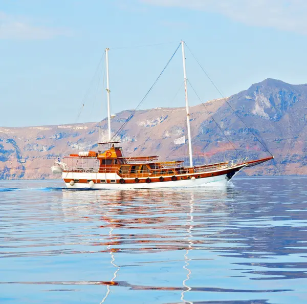 ヨーロッパで 1 つのボートからギリシャ サントリーニ島侯 — ストック写真