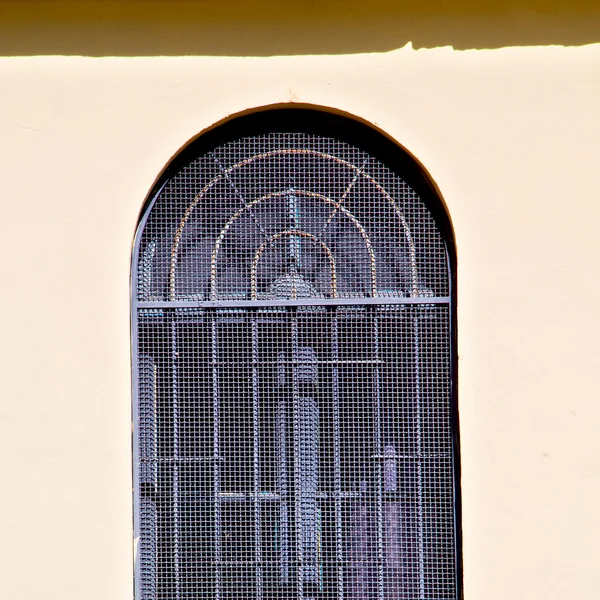 在欧洲意大利米兰老建筑和百叶帘墙 — 图库照片