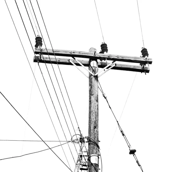 Corrente linha de eletricidade pólo no céu nublado e abstrato ba — Fotografia de Stock