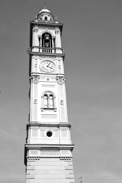 Monumento torre dell'orologio in italia europa vecchia pietra e campana — Foto Stock