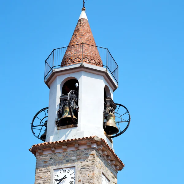 Costruzione torre dell'orologio in italia europa vecchia pietra e campana — Foto Stock