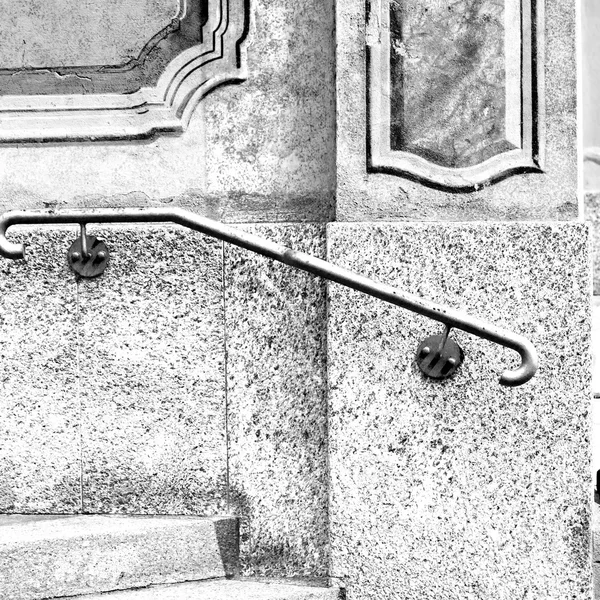 Balaústre preto acessa corrimão abstrato no concreto branco wa — Fotografia de Stock