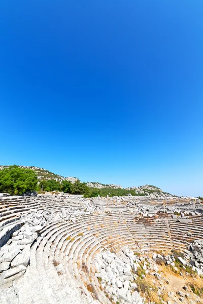 El viejo y el teatro en ruinas de pavo —  Fotos de Stock