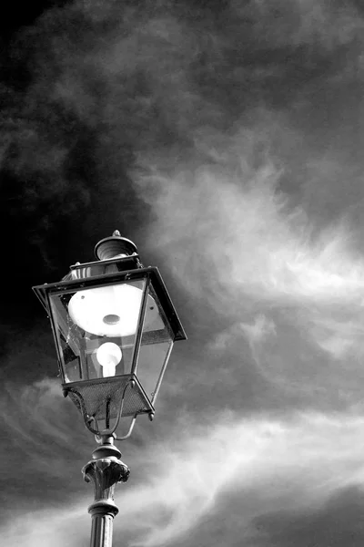 在天空中的意大利灯笼和照明的抽象欧洲 — 图库照片