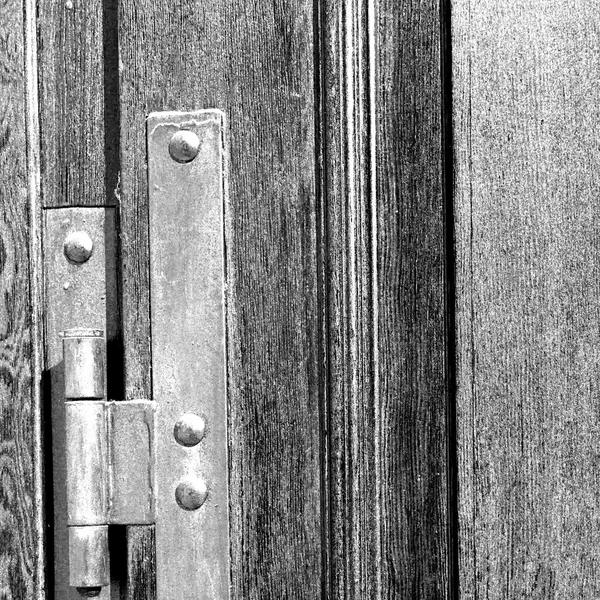 Alte Tür und altes Holz geschlossenes Haus antikes Scharnier — Stockfoto