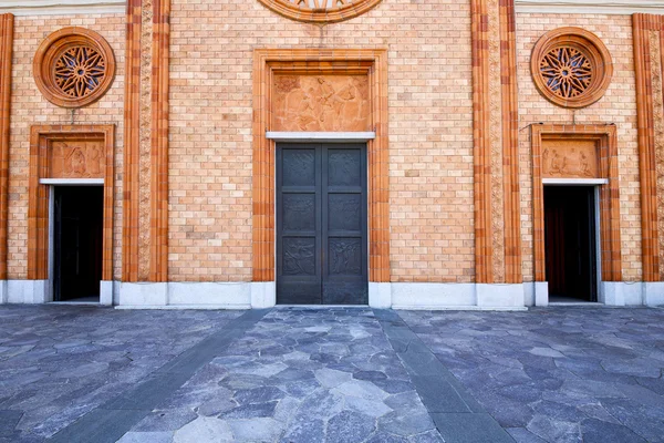 Italië-Lombardije de oude kerk van vergiate gesloten bakstenen toren — Stockfoto