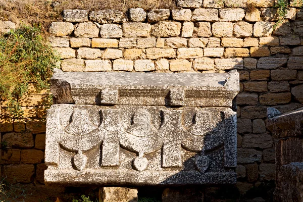 Alte Baukolonne und Pamukkale in der Türkei — Stockfoto