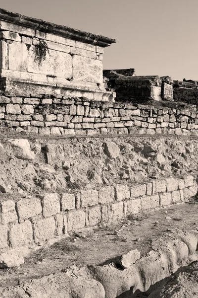 In de kolom oud bouw en de Romeinse tempel geschiedenis pamukkal — Stockfoto