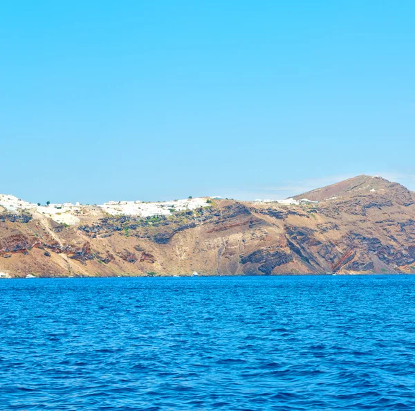 Vanaf een boot in Europa Griekenland santorini eiland huis en rotsen — Stockfoto