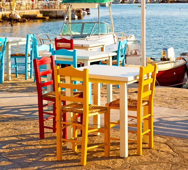 Proutěná pohovka v Evropě santorini Řecko staré restauraci židle a — Stock fotografie