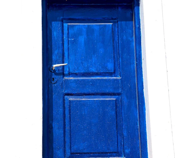 Porta azul na antiga aldeia santorini grécia europa e branco w — Fotografia de Stock