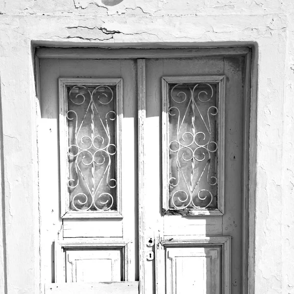 Puerta azul en pueblo antiguo santorini Grecia Europa y blanco w — Foto de Stock
