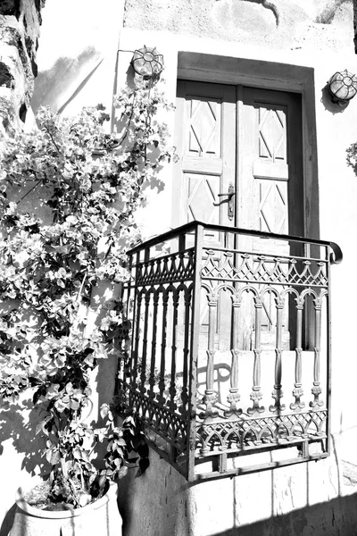 Голубая дверь в старинной деревне Санторини Греция Европы и Уит — стоковое фото