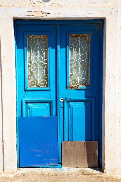 Porta azul na antiga aldeia santorini grécia europa — Fotografia de Stock