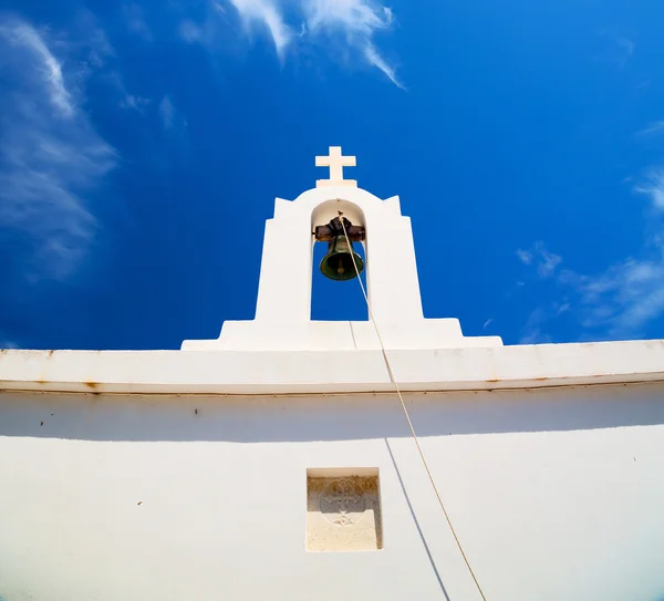 In kykladen europa griechenland überquert den bewölkten himmel und glocke — Stockfoto