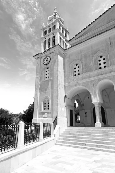 В paros cyclades приветствуют старую церковь и греческую деревню небо — стоковое фото
