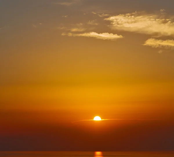 Dans les cyclades colline grec coucher de soleil et le ciel rouge méditerranéen — Photo