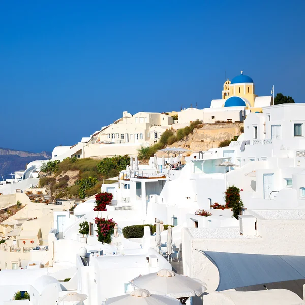 Griego en santorini el casco antiguo cerca del mar Mediterráneo y ch — Foto de Stock