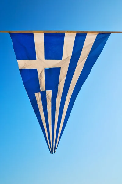 Размахивая греческим флагом на флагштоке — стоковое фото