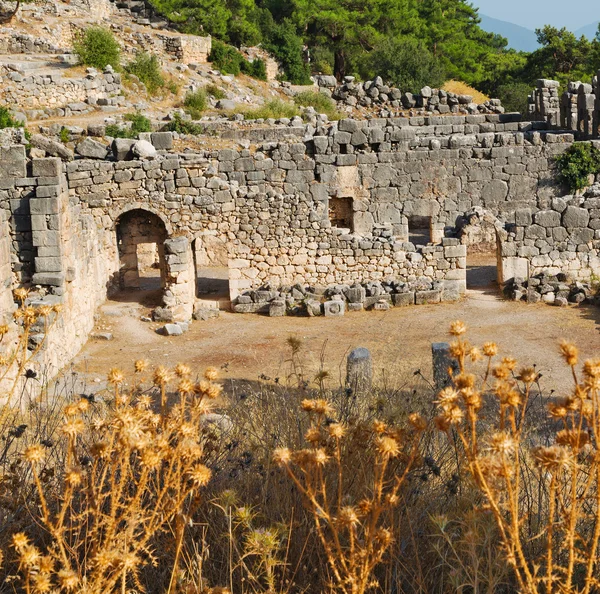 Ruínas de pedra e teatro em antalya arykanda peru ásia céu um — Fotografia de Stock