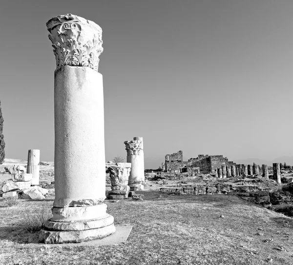 Ve Roma Tapınağı geçmiş pamukkale eski İnşaat olarak — Stok fotoğraf