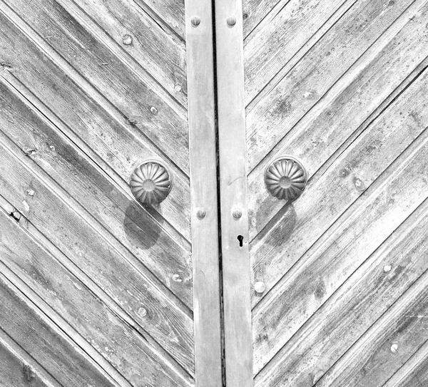 木材と伝統的なイタリアの ancian で塗装ドアを除去しました。 — ストック写真