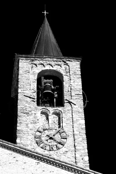 Edifício antigo relógio torre em itália europa pedra velha e ser — Fotografia de Stock