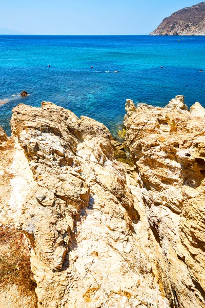 In Griekenland mykonos eiland rots zee en strand blauwe hemel — Stockfoto