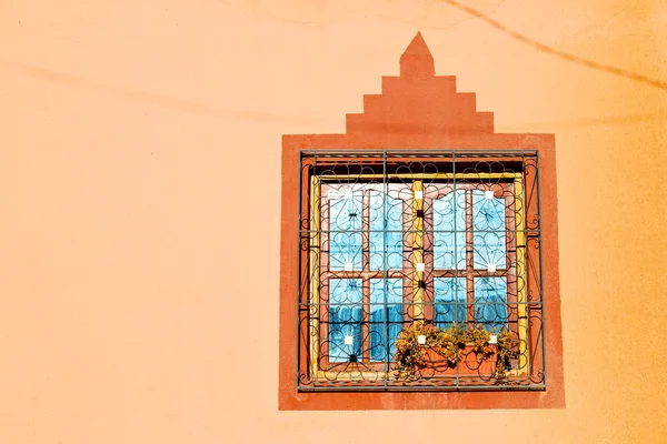 Blauwe venster in Marokko Afrika oude bouw en bruin muur c — Stockfoto