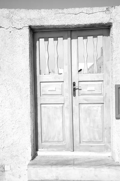 Niebieskie drzwi w zabytkowej miejscowości santorini Grecja Europa i biały w — Zdjęcie stockowe