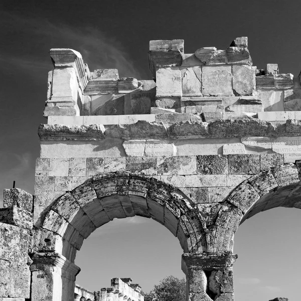 In de kolom oud bouw en de Romeinse tempel geschiedenis pamukkal — Stockfoto