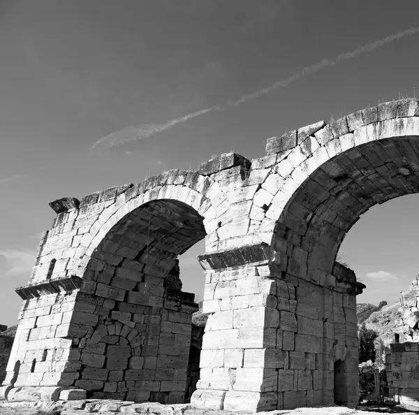 古い建設列とローマの寺院の歴史 pamukkal — ストック写真