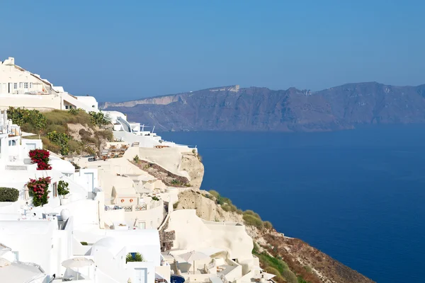 En vacaciones europa cyclades santorini casco antiguo blanco y el cielo — Foto de Stock