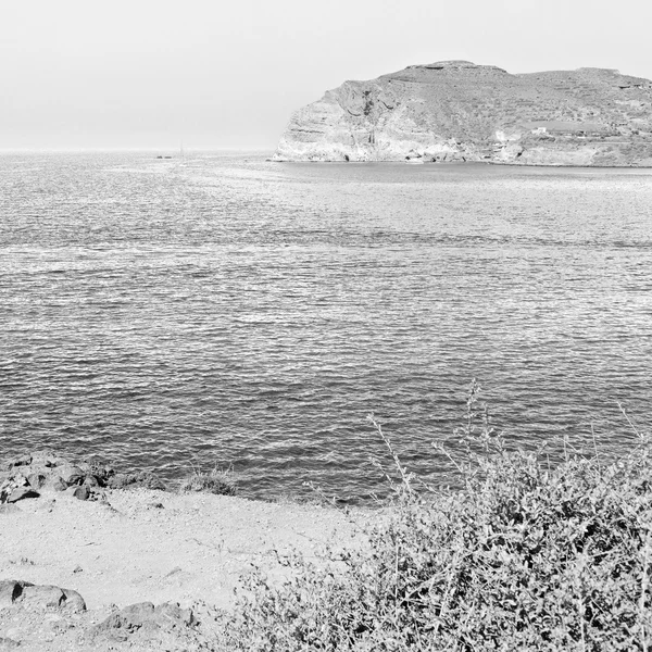Hill en de rotsen op het strand van de zomer in Europa Griekenland santorin — Stockfoto