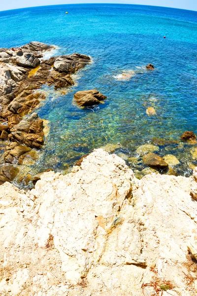 In Europa Griekenland mykonos eiland rots zee en strand blauw sk — Stockfoto