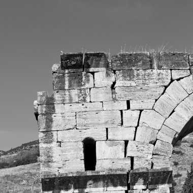 eski inşaat sütun ve Roma Tapınağı geçmiş pamukkal