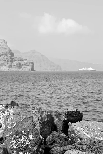 Colline et rochers sur la plage d'été en Europe Grèce Santorin — Photo