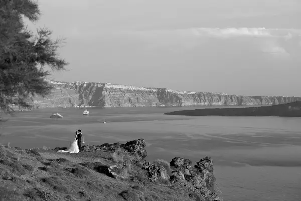 Deniz ve gökyüzü santorini Avrupa gre içinde yalnız kuru bush rock — Stok fotoğraf